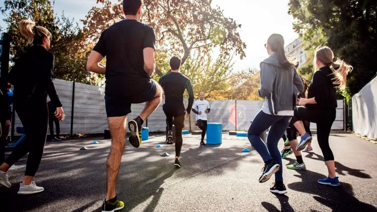 Sustituir 15 minutos de sedentarismo o sueño por 15 minutos de cualquier tipo de movimiento reduce el riesgo de cáncer en un 2 %. Sin embargo, tres minutos diarios de actividad intensa (subir escaleras rápido, correr, pedalear fuerte) equivalen, en reducción de riesgo, a 90 minutos de actividad ligera.