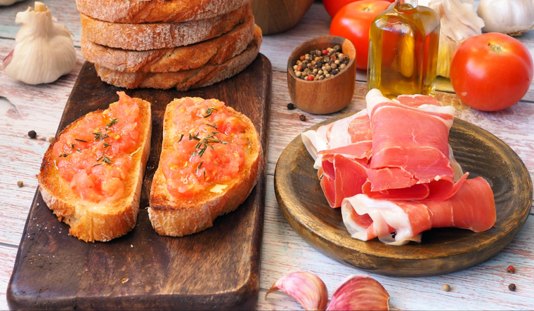 Esta receta es considerada uno de los desayunos m&aacute;s saludables del Mediterr&aacute;neo por su equilibrio entre carbohidratos, grasas buenas y antioxidantes naturales del tomate y el aceite de oliva.