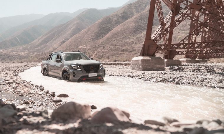 La Nissan Frontier incorpora un sistema de tracción 4x4 con modos de alta y baja, lo que permite al conductor enfrentar terrenos sueltos, empinados o rocosos con total control.