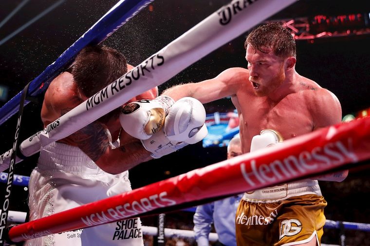 Canelo Álvarez noqueó a Caleb Plante en el undécimo asalto Foto: EFE