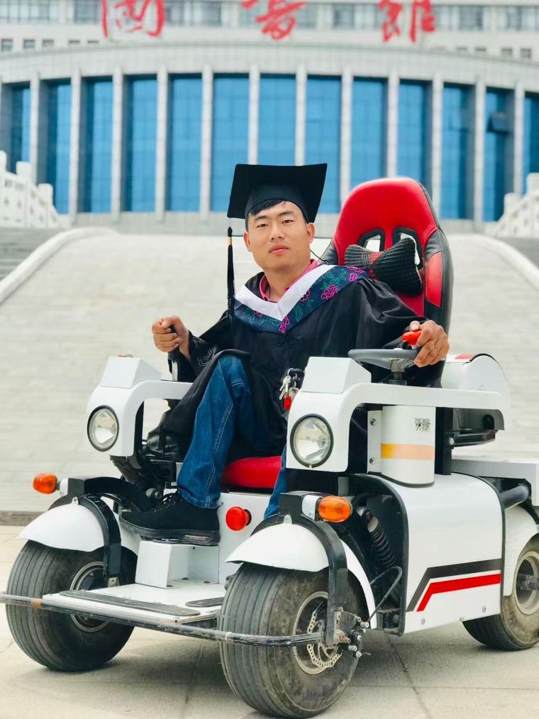 Para llegar a la universidad, Li tenía que viajar por horas en su scooter de movilidad, fuese cual fuese el clima.