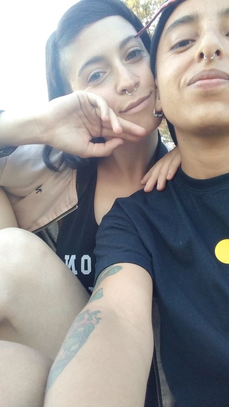 Abigail Páez, a la derecha, y la madre del niño