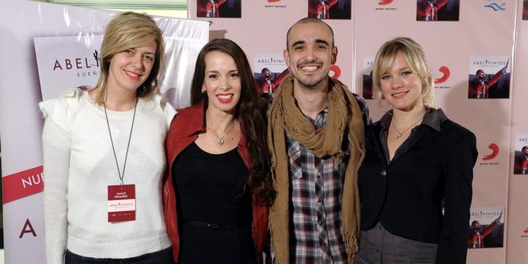 Anita Álvarez de Toledo, Victoria Oneto, Abel Pintos y Virginia Da Cunha posan para la foto. Foto: Gentileza