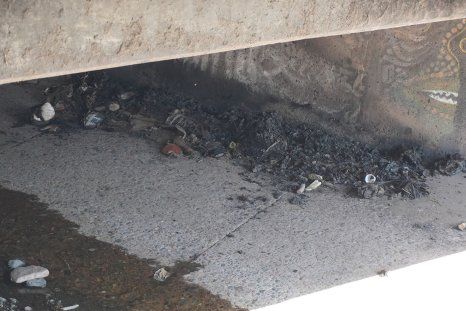 Los restos que quedaron en el lugar donde Rita y Ramírez pernoctaban antes de la trágica desaparición de la mujer. Los restos que quedaron en el lugar donde Rita y Ramírez pernoctaban antes de la trágica desaparición de la mujer.