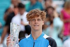 Sinner alza el trofeo en Miami. Foto: @janniksin