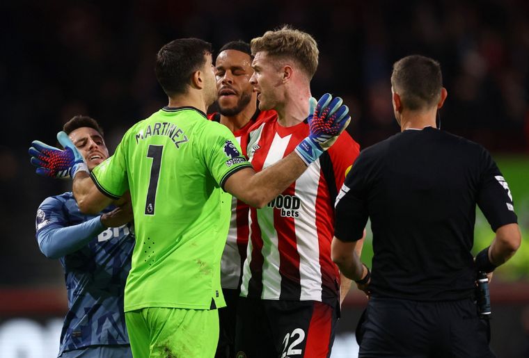 Las críticas al Dibu Martínez por la pelea con los jugadores del Brentford. Foto: Noticias Argentinas
