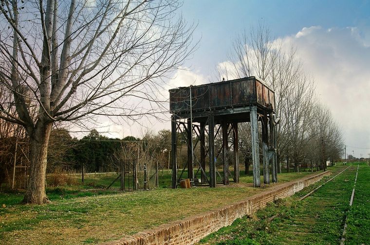Las calles serenas y el aire de campo convierten a Duggan en uno de los pueblos más tranquilos cerca de San Antonio de Areco. Las calles serenas y el aire de campo convierten a Duggan en uno de los pueblos más tranquilos cerca de San Antonio de Areco.
