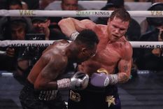 Canelo Álvarez venció por puntos a Jarmell Charlo. Foto: EFE