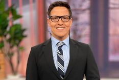 Raúl González preocupó a la audiencia al desplomarse en el piso en pleno programa en vivo.