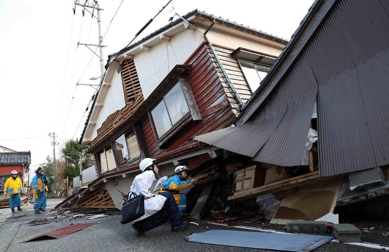 Una mujer fue encontrada viva casi una semana después del terremoto. Foto: EFE
