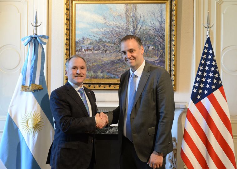 El jefe de Gabinete, Manuel Adorni, y el embajador de Estados Unidos en Argentina, Peter Lamelas, en la Casa Rosada.