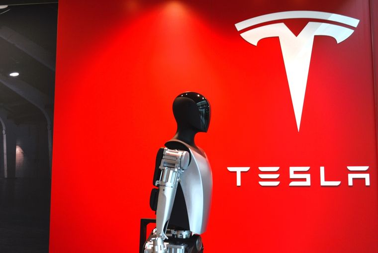 Las últimas versiones del robot de Tesla ya muestran mejoras en equilibrio y habilidades sociales. Las últimas versiones del robot de Tesla ya muestran mejoras en equilibrio y habilidades sociales.