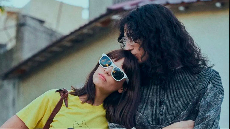 Gaspar Offenhenden interpreta a Fito Páez de joven y Micaela Riera, a Fabiana Cantilo. Foto: Gentileza Prensa Netflix Argentina