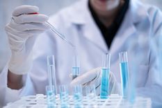 La Administración Nacional de Medicamentos, Alimentos y Tecnología Médica (ANMAT) prohibió la producción a las dos famosas farmacéuticas Foto: Shutterstock