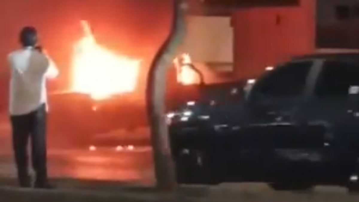 Terror en Ecuador: un coche bomba explotó frente a un edificio de la familia de Daniel Noboa y hay un muerto