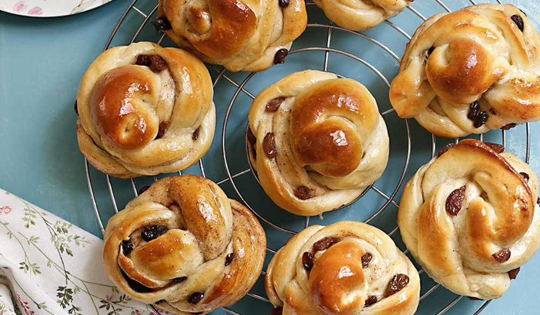 Admira estos deliciosos panes dulces con pasas de uva, perfectos para compartir con tus seres queridos