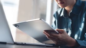 Los estudiantes utilizan tablets con lápices ópticos para digitalizar sus resúmenes de materia de forma directa. Los estudiantes utilizan tablets con lápices ópticos para digitalizar sus resúmenes de materia de forma directa.