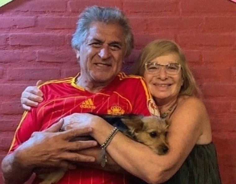 El Pato y su esposa Olga junto a Balboa, la fiel mascota de la familia Foto: Instagram @patofillol