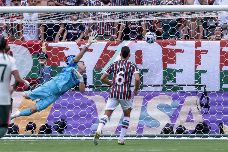 Una toma espectacular del golazo de Chelsea. El arquero Flavio se estiró a más no poder, pero no pudo detener el estupendo remate de Joao Pedro. 