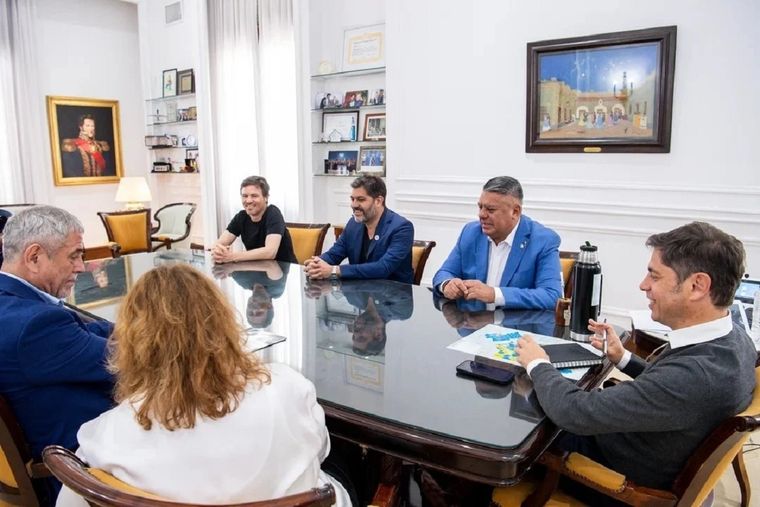 Chiqui Tapia sentado en la mesa junto a Axel Kicillof. Foto: Gobierno de la Provincia de Buenos Aires