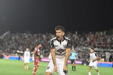 Desahogo. Facundo Lencioni le rompió el arco al arquero Roffo y grita con todo el 1-0 de Gimnasia.
