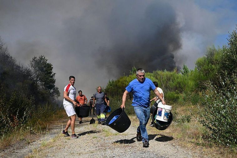 Los vecinos de las localidades afectadas se han quejado de la falta de medios para hacer frente a los incendios.