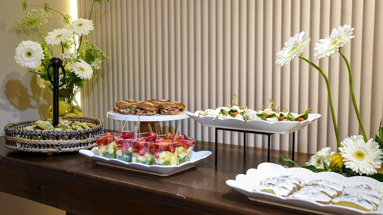 Los tragos estuvieron a cargo de Beats Bar Argentina, la selección de quesos y charcutería fue de Lovely Charcuterie y los vinos de Mosquita Muerta Wines. Los tragos estuvieron a cargo de Beats Bar Argentina, la selección de quesos y charcutería fue de Lovely Charcuterie y los vinos de Mosquita Muerta Wines.