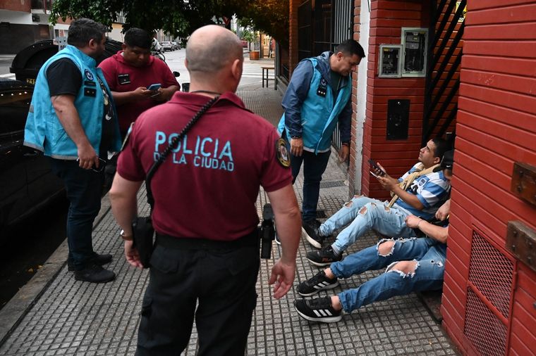 Policía de la Ciudad impidiendo que continúe la comisión de la contravención por dos trapitos Foto: GCBA