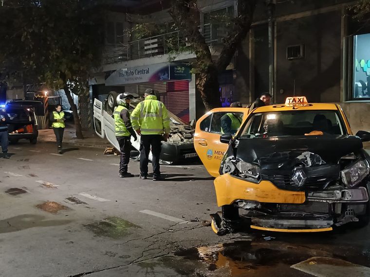 Un taxi chocó con una camioneta que terminó volcada en Rioja y Garibaldi