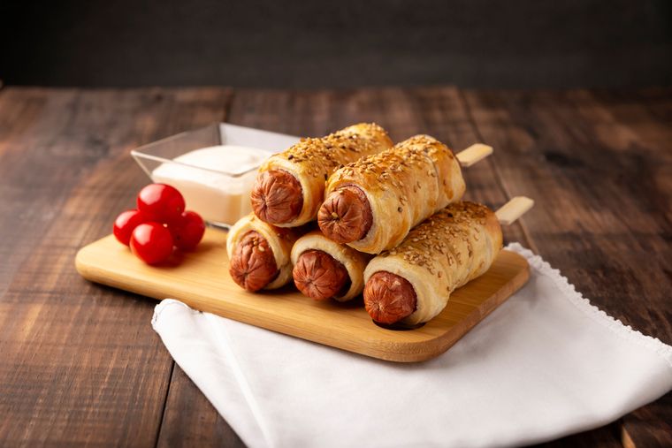 En el Reino Unido, la receta tiene una versión navideña lleva panceta en vez de masa. En el Reino Unido, la receta tiene una versión navideña lleva panceta en vez de masa.