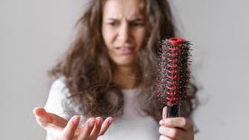 caia del pelo Un sueño que genera tensión. Foto: Fuente: Freepik