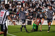 Facundo Lencioni ya marcó el 2-0 y sale a festejarlo con Jeremías Puch, autor de las dos asistencias de los goles de Gimnasia Foto: Prensa Gimnasia y Esgrima de Mendoza.