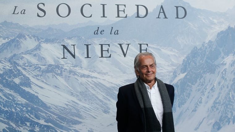 Eduardo Strauch en el estreno del film La sociedad de la nieve