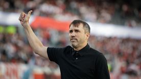 Eduardo Coudet sufre en River: dos jugadores salieron lesionados en la victoria ante Carabobo y encendieron las alarmas para el Superclásico.