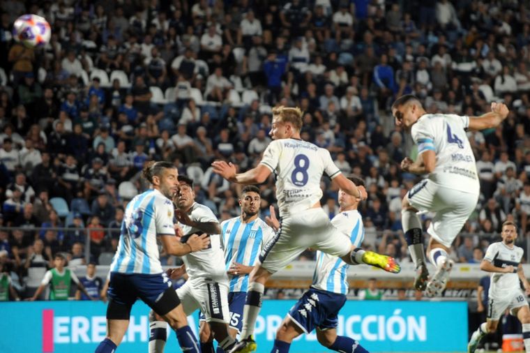 Morales y un cabezazo perfecto para uno de los goles de Gimnasia, que venció a Racing Foto: Télam