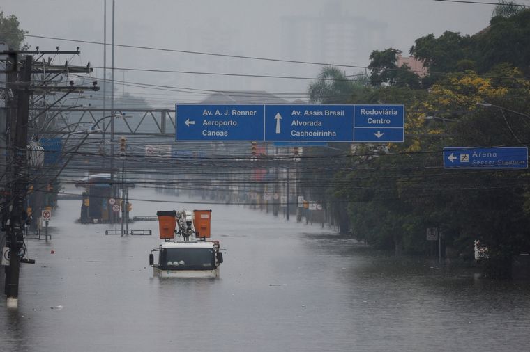 Vista de un camión en una zona inundada en Porto Alegre, estado de Rio Grande do Sul Foto: Reuters