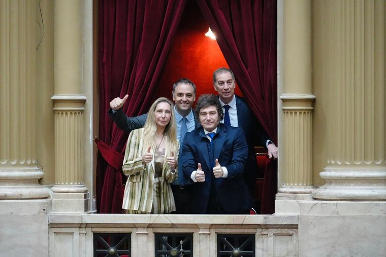 Javier y Karina Milei con Diego Santilli y Manuel Adorni