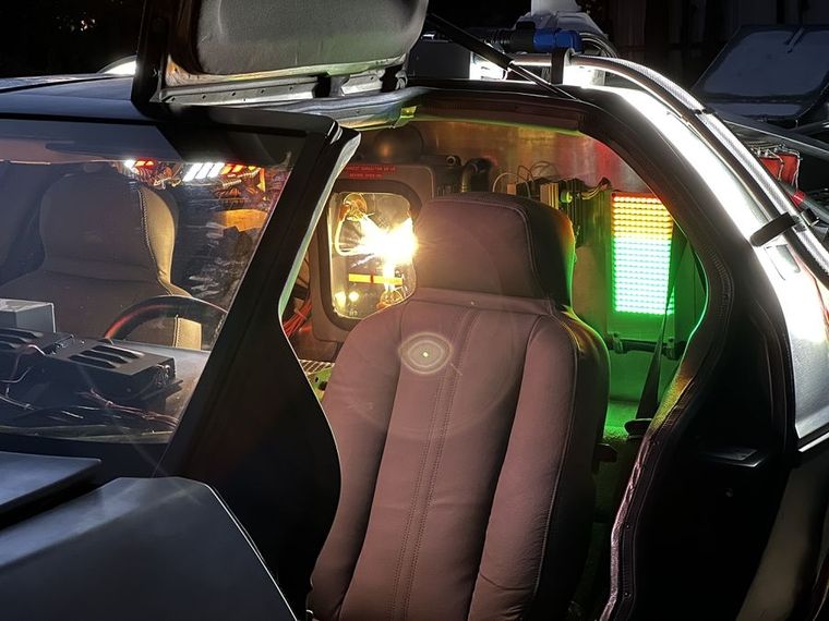 DeLorean DMC-12 El auto es idéntico al de Volver al Futuro.