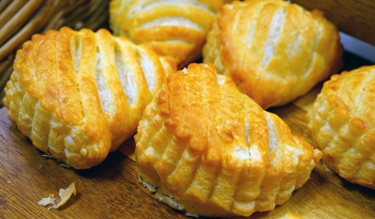 Sorprende con una joya de la pastelería francesa chausson aux pommes Foto: Shutterstock
