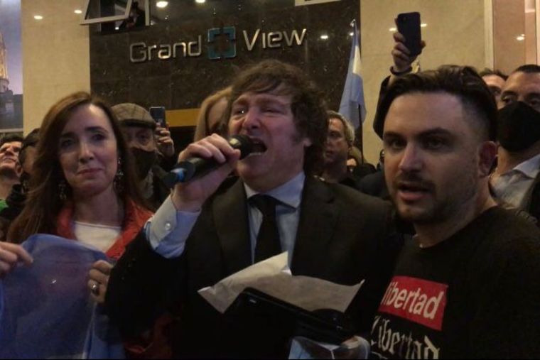 Javier Milei, hablando en las afueras de su bunker, en Congreso.