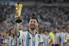 Lionel Messi con la Copa durante los fesjejos. Foto: EFE