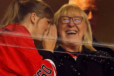 Taylor Swift y Donna Kelce Una estrella enamorada. Foto: Fuente: imagen - NFL On Prime