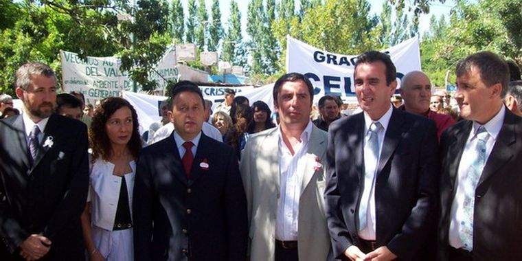 Jaque junto a funcionarios en la inauguración del Centro de Salud.