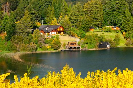 Bosques, lagos y montañas hacen de Villa La Angostura un refugio ideal. Bosques, lagos y montañas hacen de Villa La Angostura un refugio ideal.