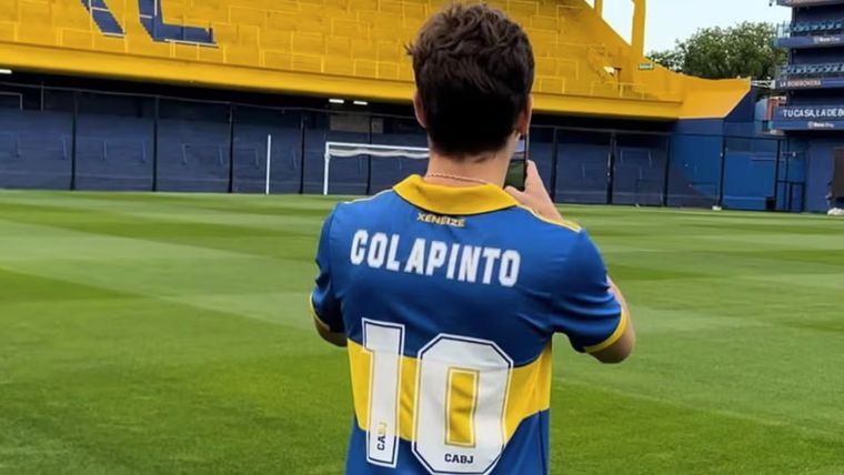 Franco Colapinto, cuando visitó la Bombonera y se puso la 10. Foto: IG/francolapinto.