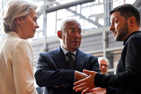 La Unión Europea, a través de los presidentes del Consejo Europeo, António Costa, y de la Comisión Europea, Ursula von der Leyen, escucha al presidente de Ucrania, Volodímir Zelenski. Foto Dpa&nbsp;