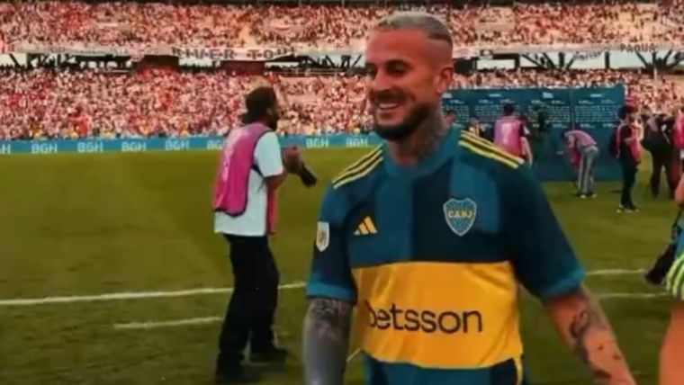 Benedetto sonríe antes de chicanear a los hinchas de River. Foto: Captura video