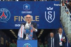 Carlos Bianchi entró al estadio de Saint Denis con el trofeo de la Copa Francia antes de la final entre PSG y Reims, dos equipos en los que se destacó como delantero. Foto: captura de TV