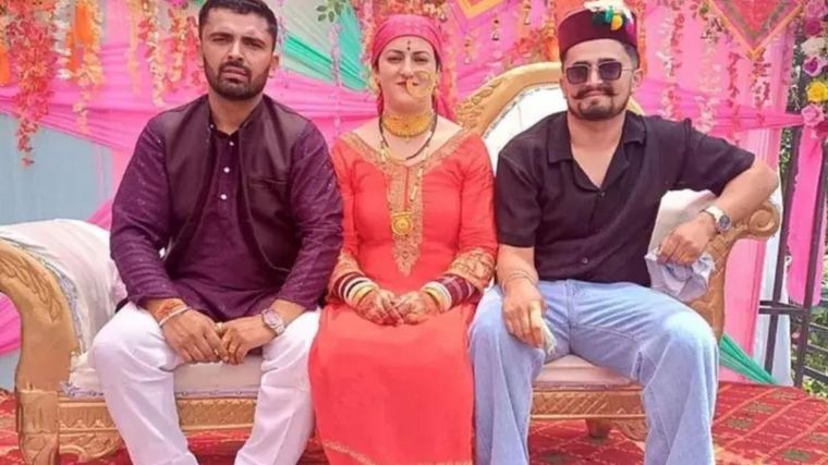 Sunita C con sus esposos Kapil N y Pradeep N.
