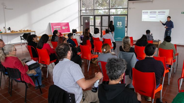 Taller de capacitación para el uso de la app y la tarea de relevamiento con más 20 referentes barriales, científicos y municipales. Taller de capacitación para el uso de la app y la tarea de relevamiento con más 20 referentes barriales, científicos y municipales.